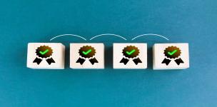 تقديم دورات تأهيل واعتماد للمقيمين.